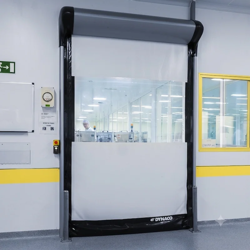 Puerta rápida industrial Dynaco para cuartos limpios y ambientes controlados en Guatemala.