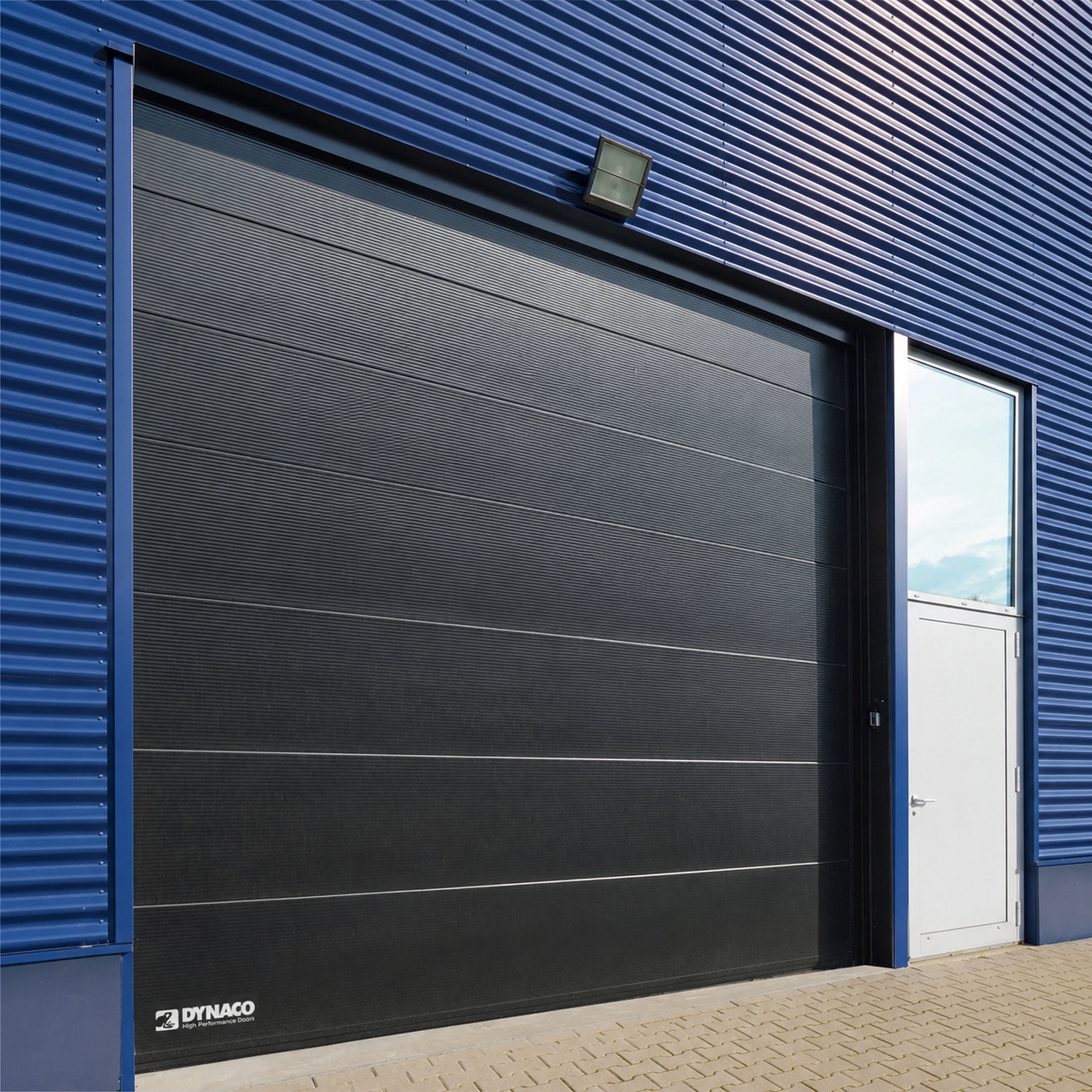Puerta rápida industrial Dynaco para centros de distribución y operaciones logísticas en Guatemala.